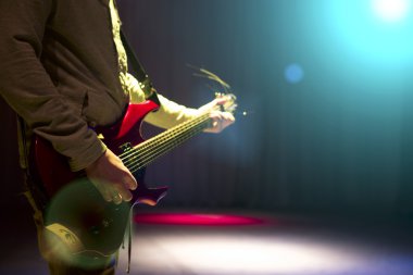 Sahne Alanı'nda kalan ve elektro gitar çalmak adam