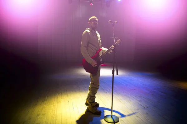 남자가 수에 기타와 노래. — 스톡 사진
