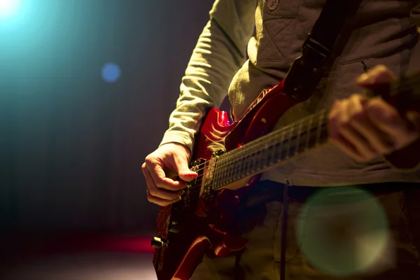 Genç adam elektro gitar çalmaya — Stok fotoğraf