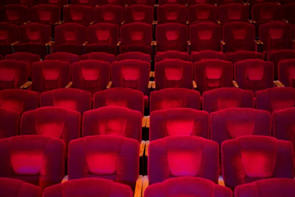 Czerwonym aksamitem fotelami w pustej sali — Zdjęcie stockowe