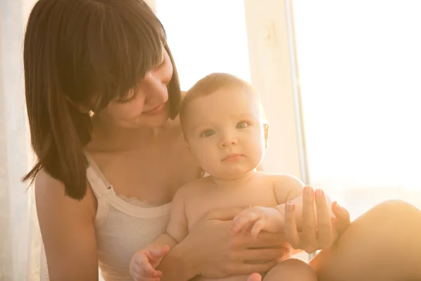 Foto de conforto suave jovem mãe com bebê — Fotografia de Stock