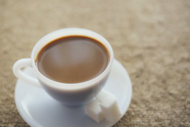 ahşap üzerine kahve fincanı