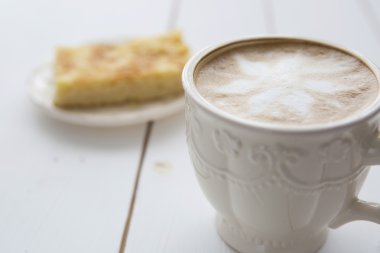 Elmalı turta ve kahve.