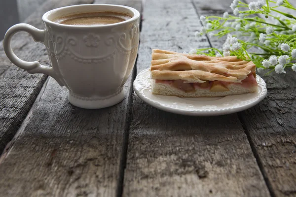 Elmalı turta ve kahve ile masaya çiçek — Stok fotoğraf