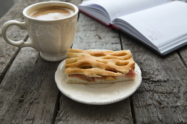 Äppelpaj med fika på bordet — Stockfoto