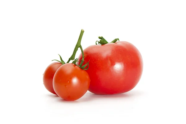 Вкусные помидоры изолированы на белом фоне — стоковое фото