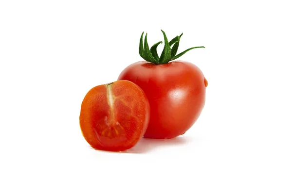 Smakelijke tomaten geïsoleerd op de witte achtergrond — Stockfoto