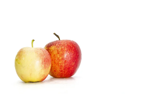 Jablka, dvě izolované na bílém pozadí — Stock fotografie