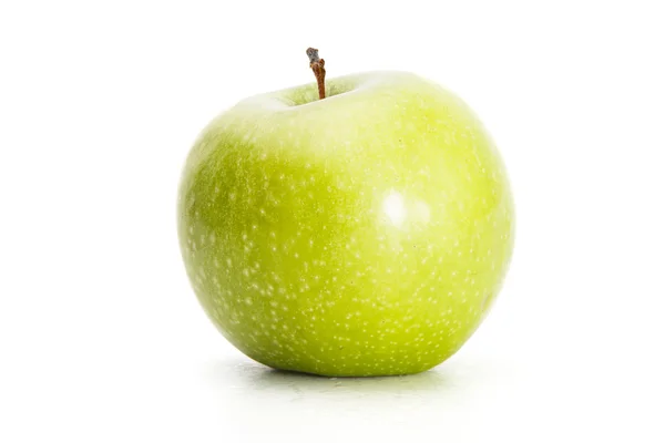 Зелене яблуко, ізольоване на білому тлі — стокове фото