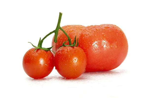 Frische Tomaten auf einem grünen Stiel und schneiden Sie eine Scheibe isoliert auf weißem Hintergrund. Nahaufnahme, Seitenansicht — Stockfoto