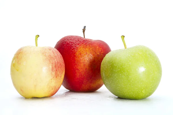 Čerstvá jablka zelené, žluté a červené, izolované na bílém pozadí — Stock fotografie