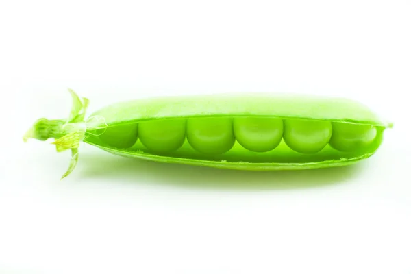 Zelené hrášek makro izolované na bílé — Stock fotografie