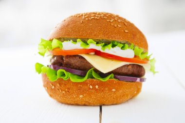 Ahşap masa üzerinde lezzetli hamburger.