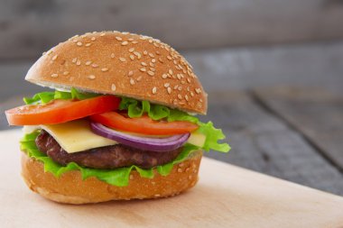 Köy ahşap yüzeyinde Burger 'in Kapanışı 