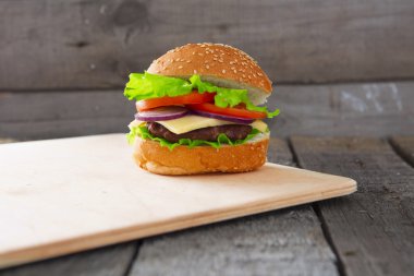 Hamburger çizburger tablo ahşap yüzey üzerinde