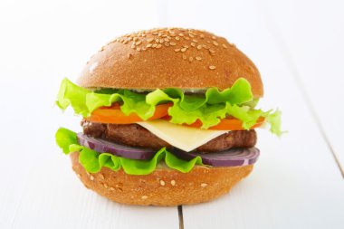 Hamburger, taze sebze ile ev yapımı hamburger