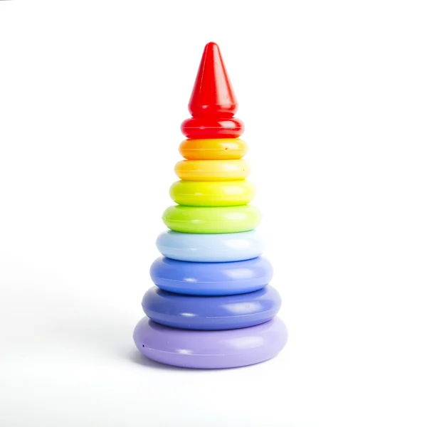 Pyramide construite à partir d'anneaux en plastique coloré, isolé sur blanc . — Photo