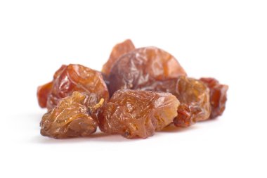 Beyaz arka plan üzerinde izole kahverengi çekirdeksiz kuru üzüm kuru üzüm 