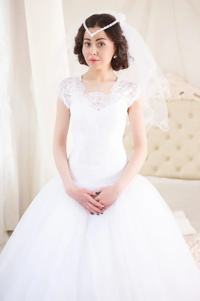 Vackra sexiga bruden i vit klänning — Stockfoto