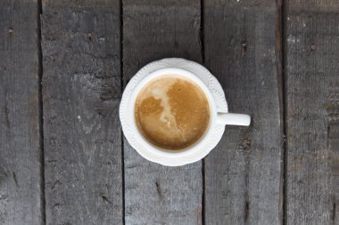 ahşap masa üstünde kahve Kupası Üstten Görünüm