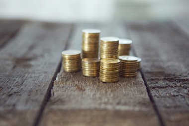 Altın para paralar masaya kazık