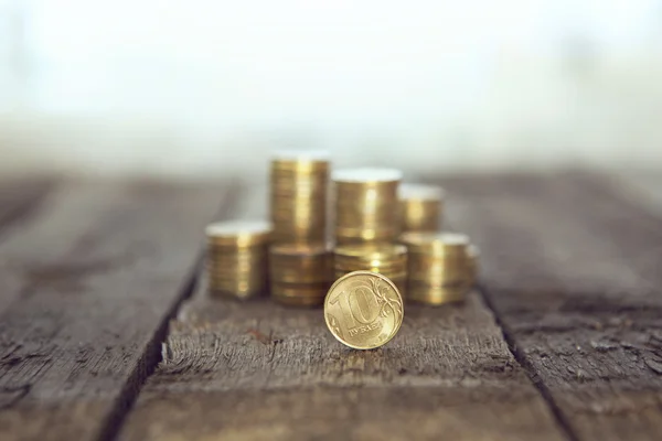 Σωρός από νομίσματα χρήματα στο τραπέζι — Φωτογραφία Αρχείου