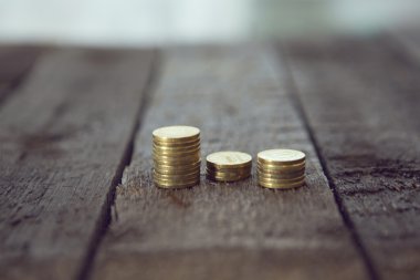 Altın para paralar masaya kazık