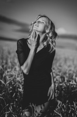 Sakin genç kadının bir yürüyüş