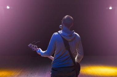 Sahne Alanı'nda kalan ve elektro gitar çalmak adam