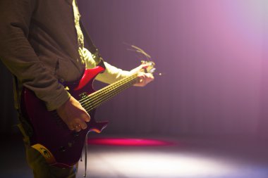 gitarist çalış. bir gitar çalmak dostum