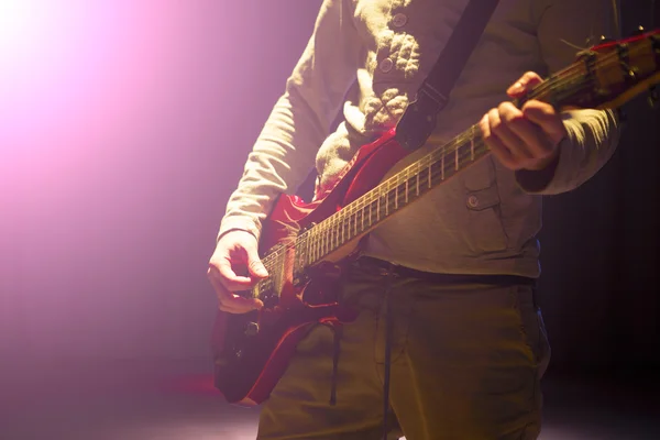 Mladý muž hraje na elektrickou kytaru — Stock fotografie