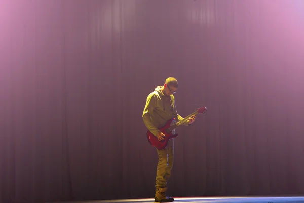 Joven tocando la guitarra eléctrica — Foto de Stock