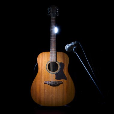 siyah arka plan üzerine akustik gitar