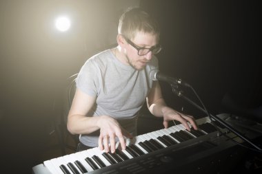 keyboarder oynama ve şarkı. 