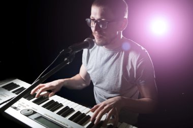 keyboarder oynama ve şarkı. 