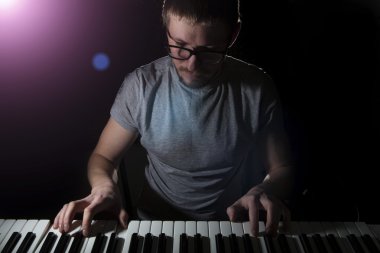 keyboarder oynama ve şarkı. 