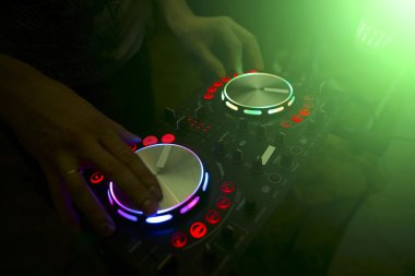 Dj konsolu karıştırıcı iki el ile denetleme 