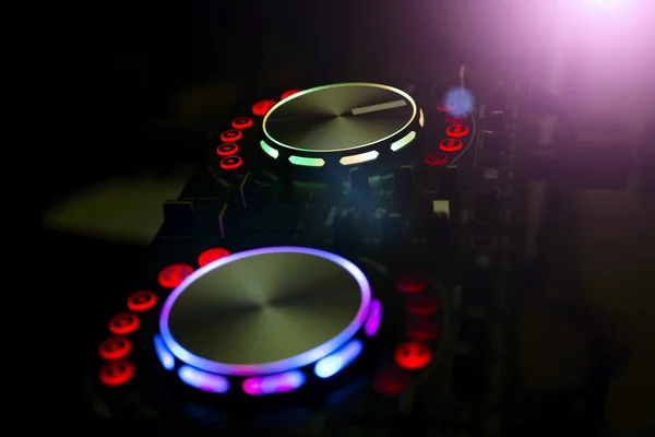 DJ console muziek feest in nachtclub — Stockfoto