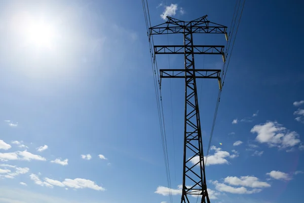 Electric pole kabel på himlen — Stockfoto