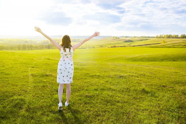 Freie glückliche Frau genießt die Natur. — Stockfoto