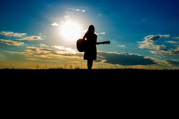 Silhouette Frau spielt Gitarre im Sonnenuntergang — Stockfoto
