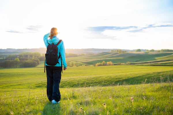 Fresh and healthy female model during hike outdoors in field. — Stock Photo, Image