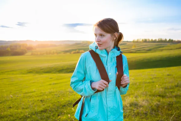 Young woman with backpack hiking in the mountains — Stock Photo, Image