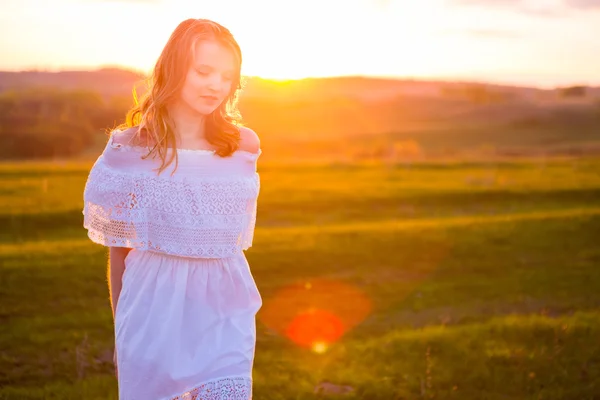 Dívka, venku užívat přírodu. Žena v bílých šatech na hřišti — Stock fotografie