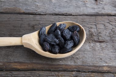 Tahta kaşıkta kuru üzümler