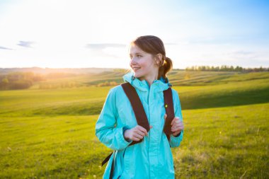 Taze ve sağlıklı kadın modeli alanında açık havada yürüyüş sırasında.