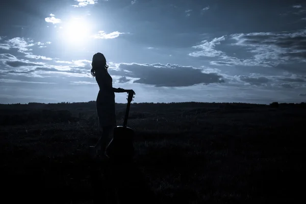 Landmädchen mit Gitarre am Feld — Stockfoto