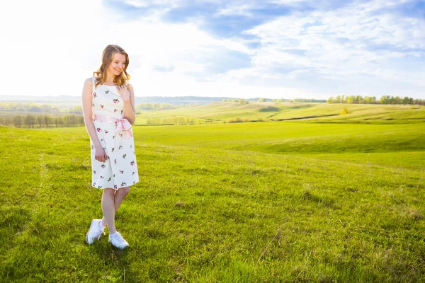 Vacker flicka på fältet blonda kvinnan — Stockfoto