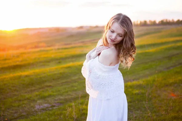 Mooi meisje op het veld blonde vrouw — Stockfoto