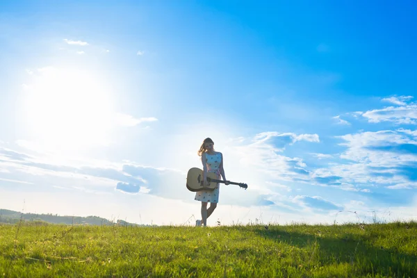 Donne con chitarra sopra il cielo del tramonto , — Foto Stock